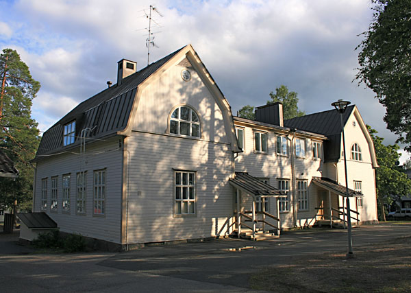 Koulun lis&auml;rakennus
